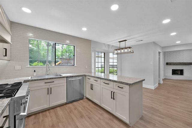 14 E Wandering Oak Drive, The Woodlands, TX 77381