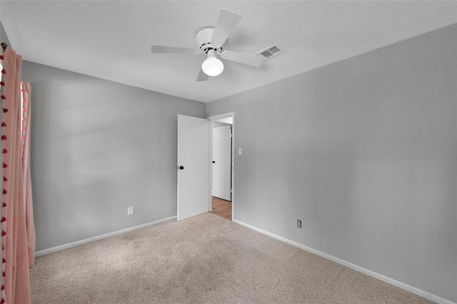 14 E Wandering Oak Drive, The Woodlands, TX 77381