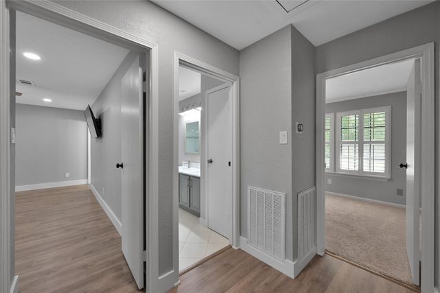 14 E Wandering Oak Drive, The Woodlands, TX 77381