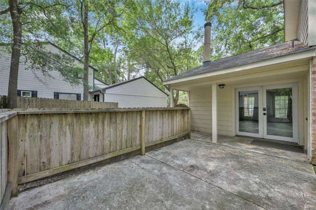 14 E Wandering Oak Drive, The Woodlands, TX 77381