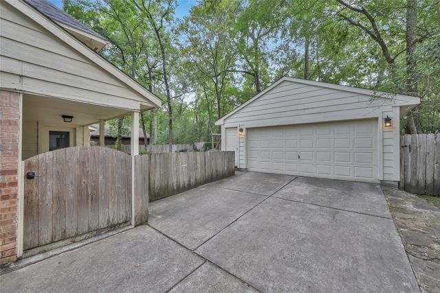 14 E Wandering Oak Drive, The Woodlands, TX 77381