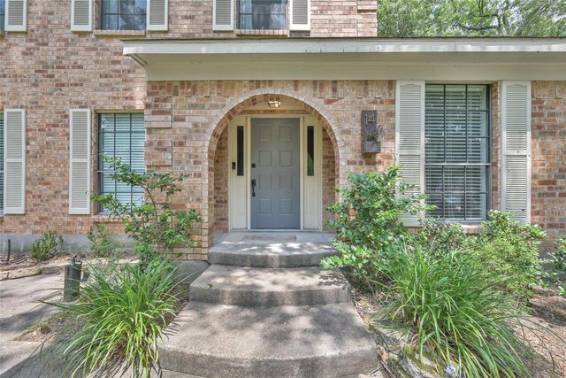 14 E Wandering Oak Drive, The Woodlands, TX 77381