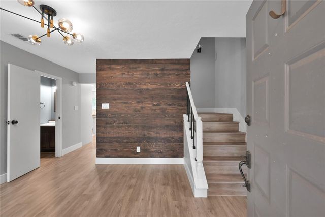 14 E Wandering Oak Drive, The Woodlands, TX 77381