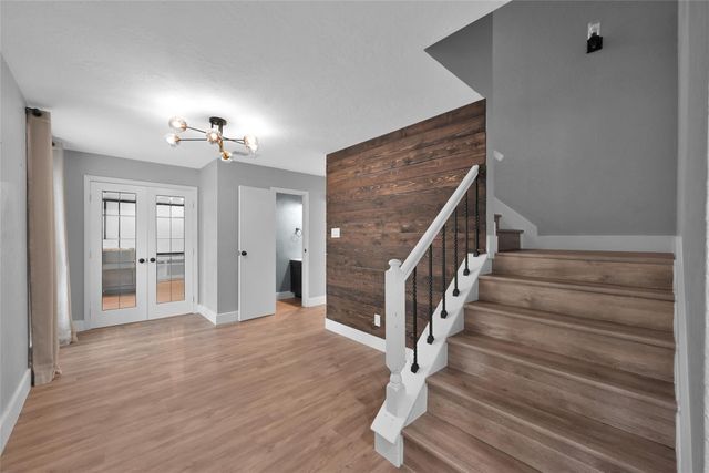 14 E Wandering Oak Drive, The Woodlands, TX 77381