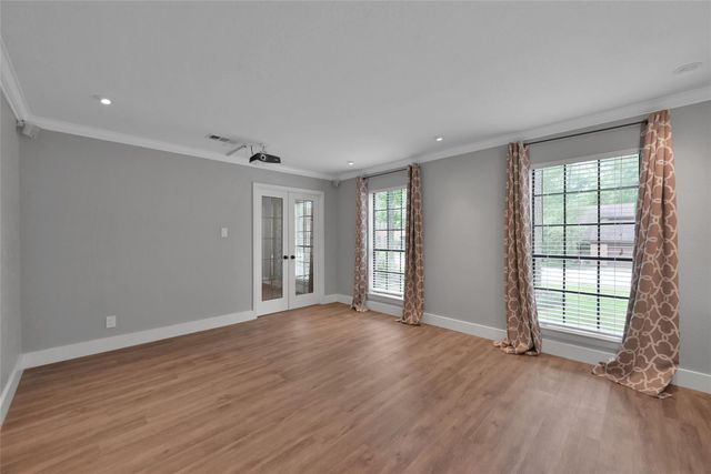 14 E Wandering Oak Drive, The Woodlands, TX 77381