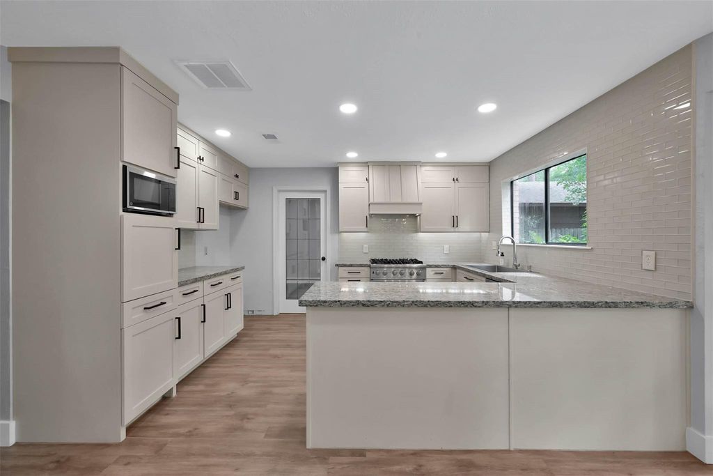 14 E Wandering Oak Drive, The Woodlands, TX 77381