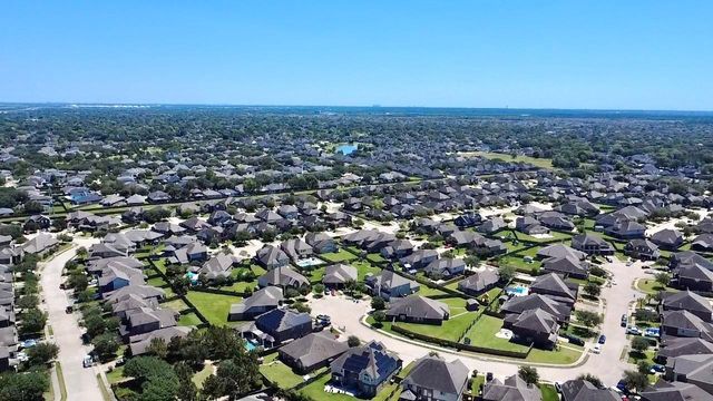 2207 Hannah Creek Court, Pearland, TX 77089