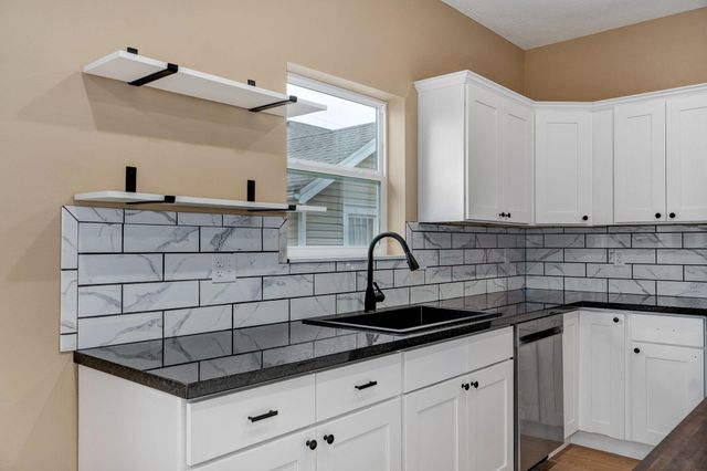 1139 N Dickerson Avenue, Springfield, MO 65803