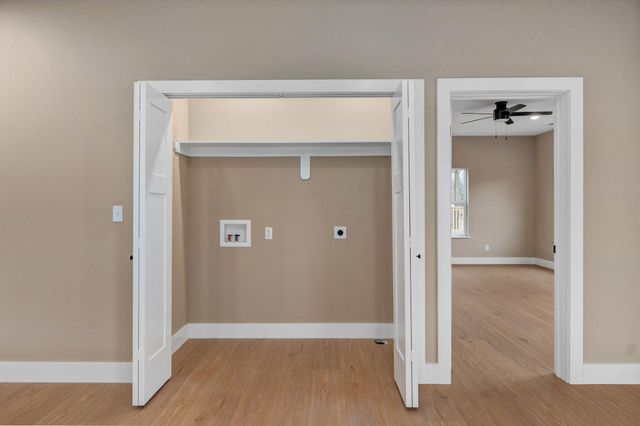 1139 N Dickerson Avenue, Springfield, MO 65803