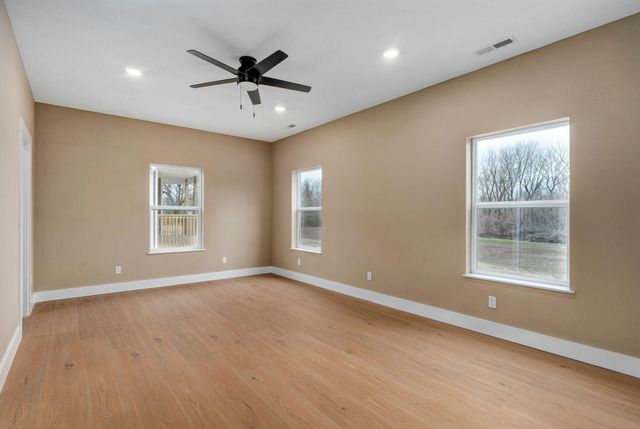 1139 N Dickerson Avenue, Springfield, MO 65803