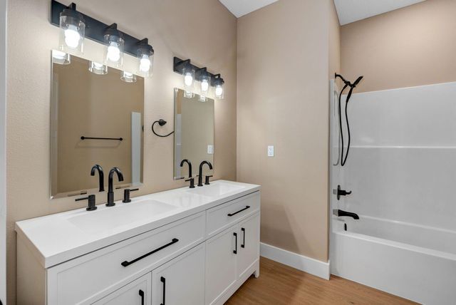 1139 N Dickerson Avenue, Springfield, MO 65803