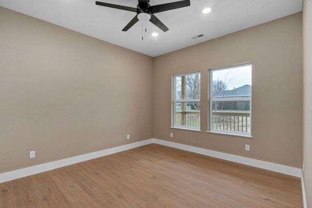 1139 N Dickerson Avenue, Springfield, MO 65803