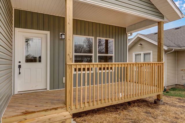 1139 N Dickerson Avenue, Springfield, MO 65803