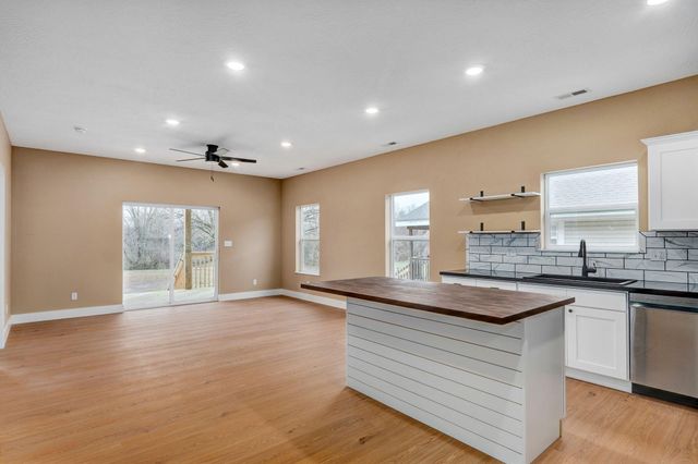 1139 N Dickerson Avenue, Springfield, MO 65803