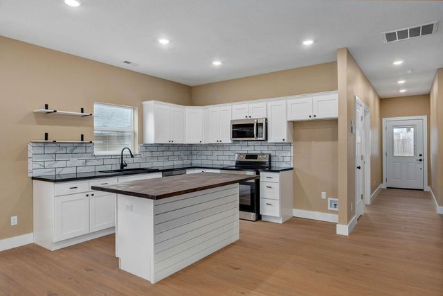 1139 N Dickerson Avenue, Springfield, MO 65803