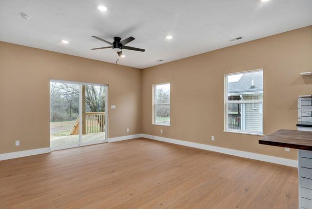 1139 N Dickerson Avenue, Springfield, MO 65803