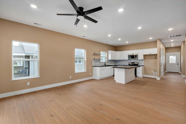 1139 N Dickerson Avenue, Springfield, MO 65803