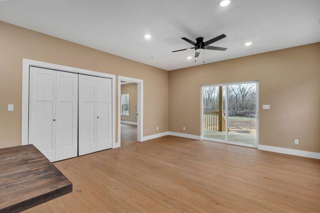 1139 N Dickerson Avenue, Springfield, MO 65803