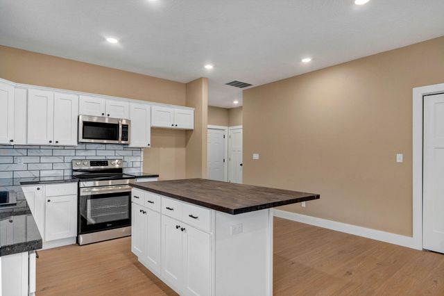 1139 N Dickerson Avenue, Springfield, MO 65803