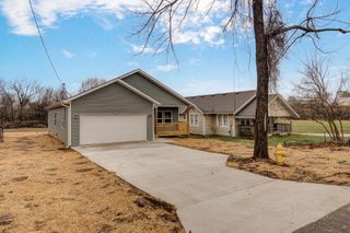 1139 N Dickerson Avenue, Springfield, MO 65803