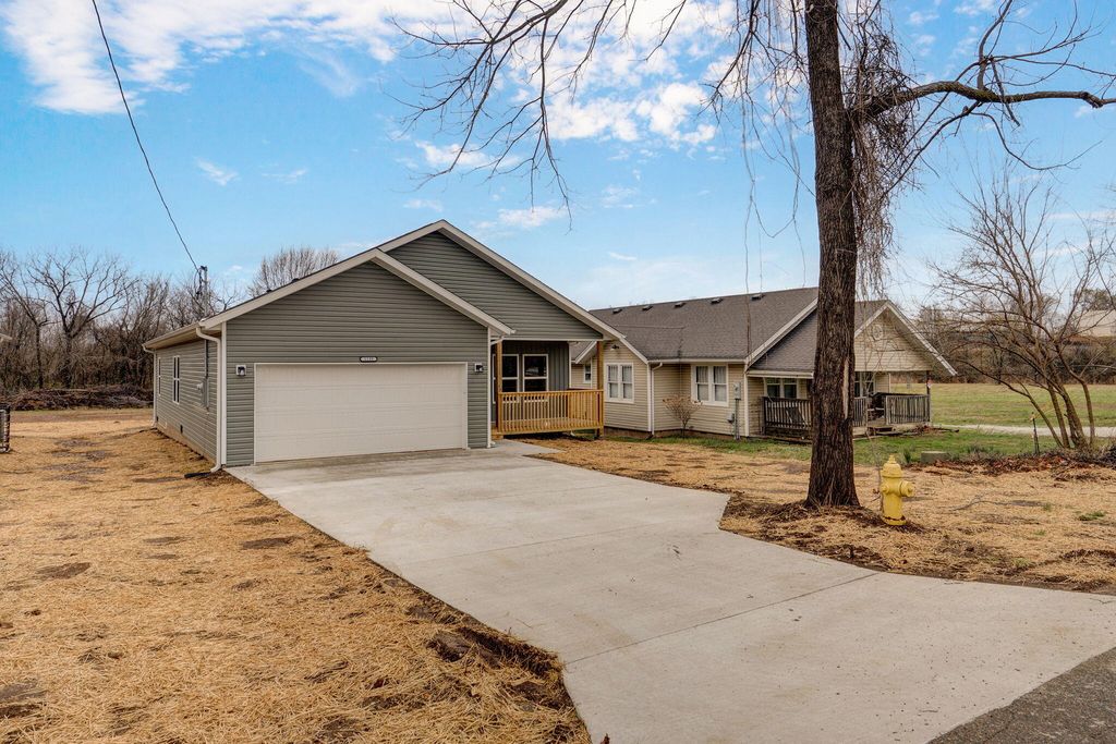 1139 N Dickerson Avenue, Springfield, MO 65803