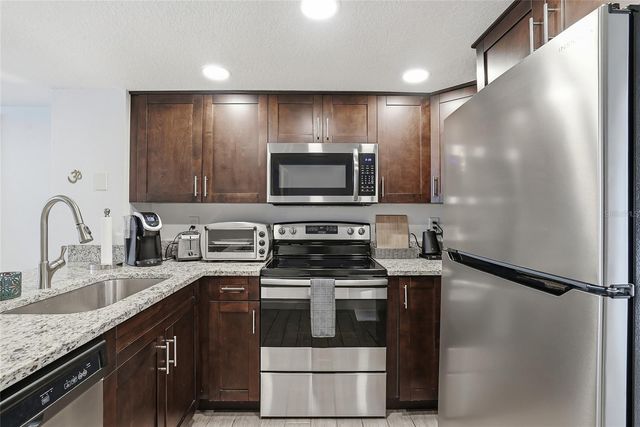 2209 FLETCHERS POINT CIRCLE, Tampa, FL 33613