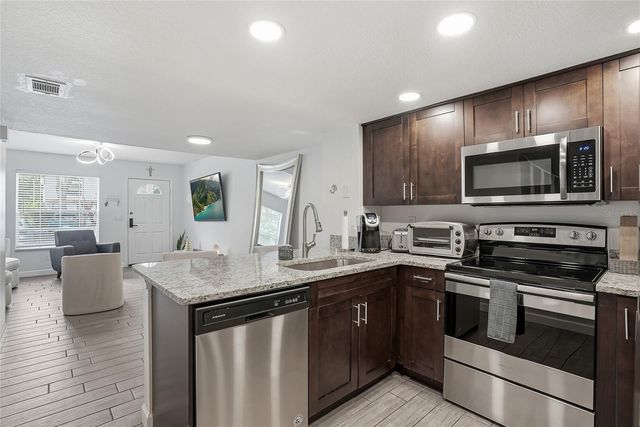 2209 FLETCHERS POINT CIRCLE, Tampa, FL 33613