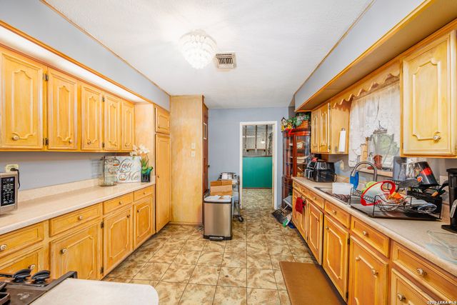 122 W Formosa, San Antonio, TX 78221