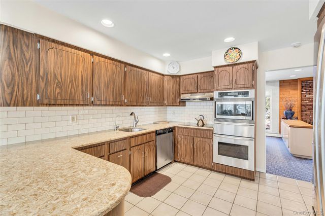 61 Hofstra Drive, Plainview, NY 11803