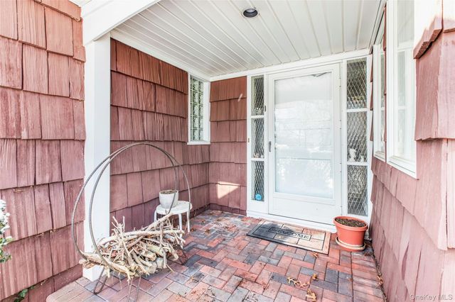 61 Hofstra Drive, Plainview, NY 11803