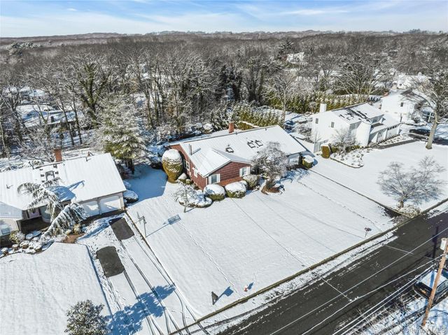 61 Hofstra Drive, Plainview, NY 11803