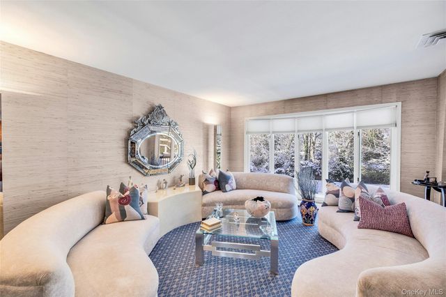 61 Hofstra Drive, Plainview, NY 11803