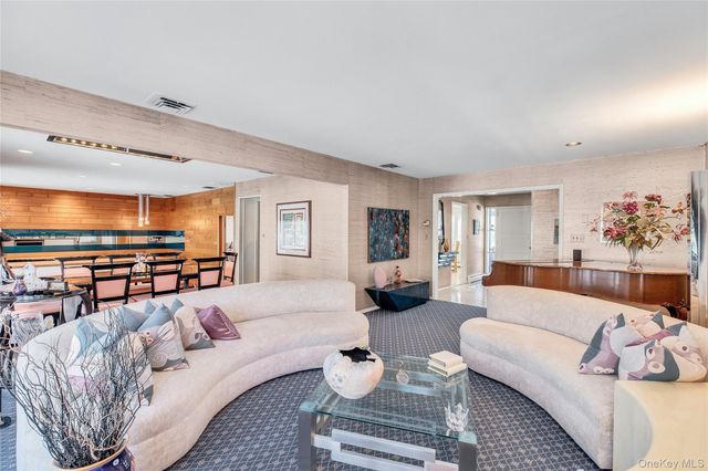 61 Hofstra Drive, Plainview, NY 11803