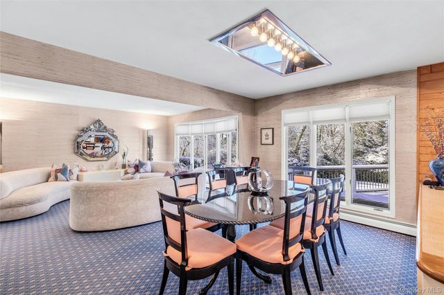 61 Hofstra Drive, Plainview, NY 11803