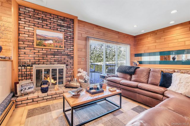 61 Hofstra Drive, Plainview, NY 11803