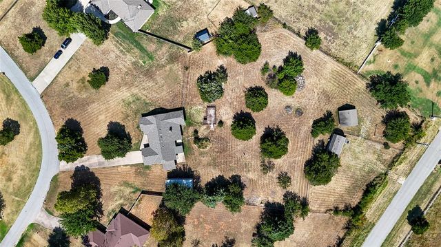 812 Dripping Springs Drive, Edmond, OK 73034