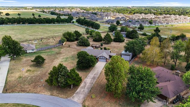 812 Dripping Springs Drive, Edmond, OK 73034