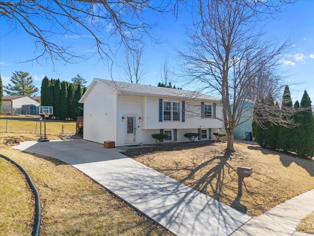 2514 Sheffield Drive, Davenport, IA 52806