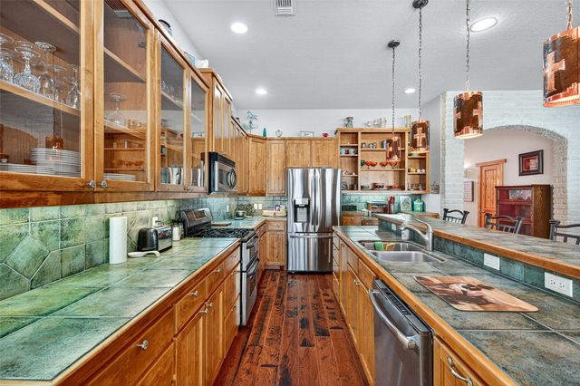 200 Cayuga Trail, Lake Kiowa, TX 76240