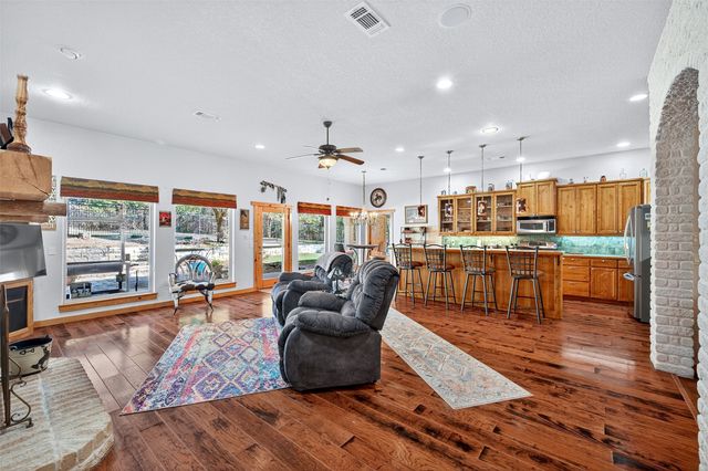 200 Cayuga Trail, Lake Kiowa, TX 76240