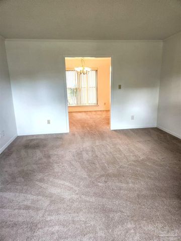 6818 Kitty Hawk Cir, Pensacola, FL 32506