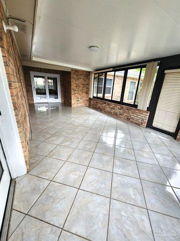 6818 Kitty Hawk Cir, Pensacola, FL 32506