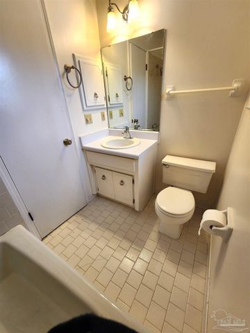 6818 Kitty Hawk Cir, Pensacola, FL 32506