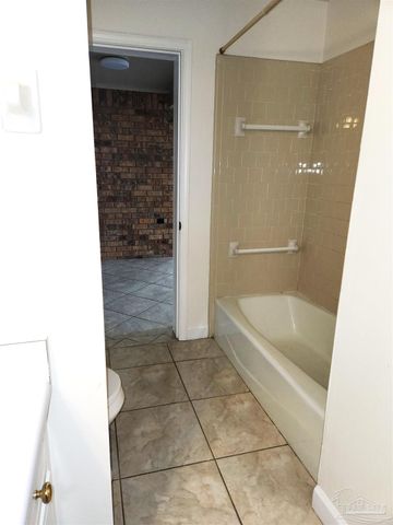 6818 Kitty Hawk Cir, Pensacola, FL 32506