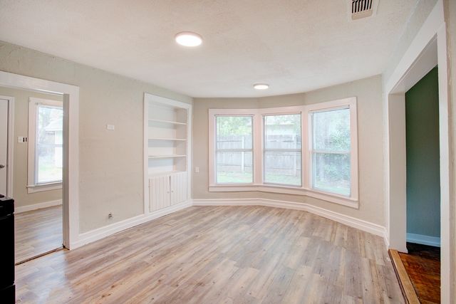 1005 N Buffalo Avenue, Cleburne, TX 76033