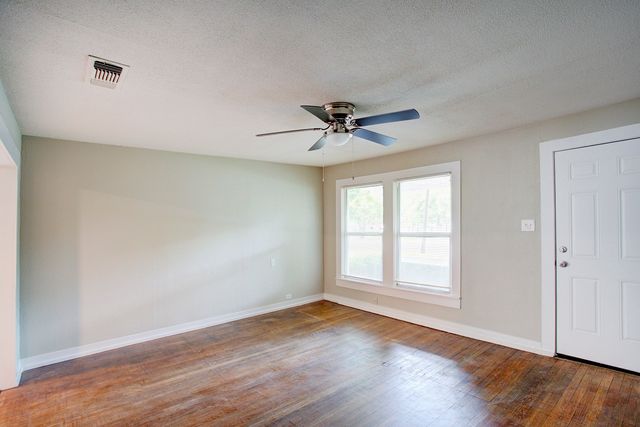 1005 N Buffalo Avenue, Cleburne, TX 76033