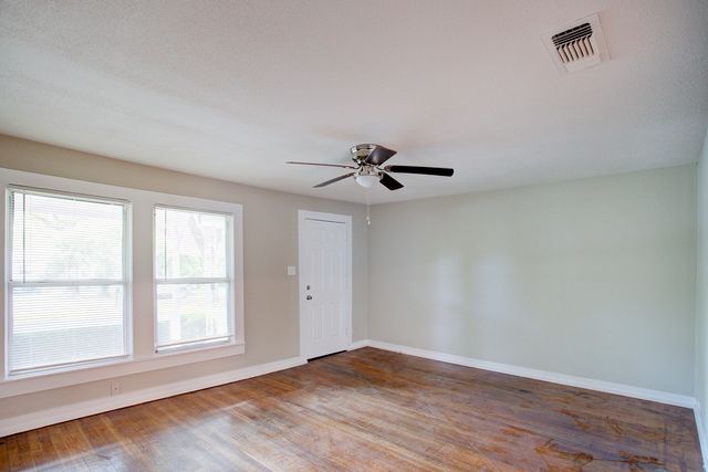 1005 N Buffalo Avenue, Cleburne, TX 76033