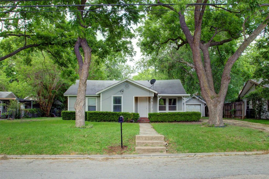 1005 N Buffalo Avenue, Cleburne, TX 76033