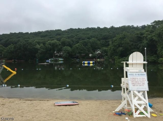364 Skyline Lake Dr, Ringwood Boro, NJ 07456