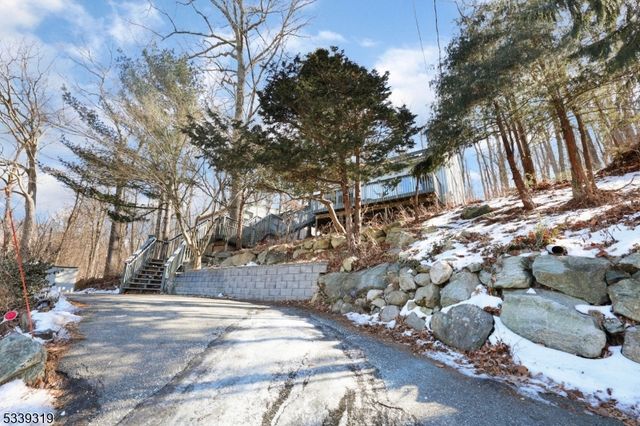 364 Skyline Lake Dr, Ringwood Boro, NJ 07456